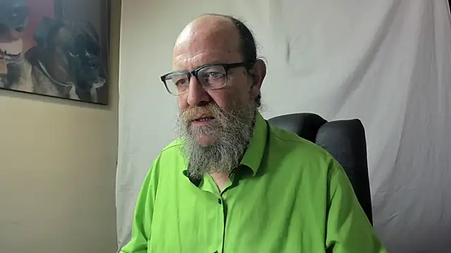 Snapshot of Uncle_Hottie chatting on January 13, 5:18 pm Uncle Hottie online show from January 13, 5:18 pm