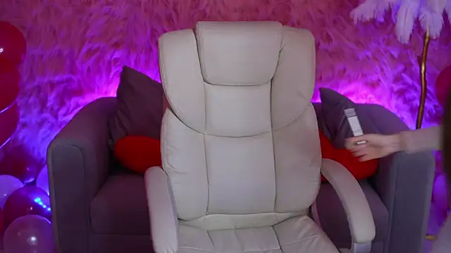 Snapshot of AlexaFleur chatting on February 15, 7:54 pm AlexaFleur online show from February 15, 7:54 pm