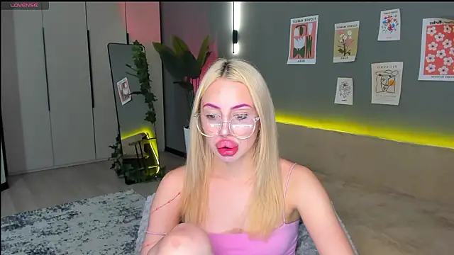 Luna Beverly online show from March 3, 8:04 pm