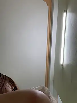 Snapshot of Liness101 chatting on February 18, 12:01 pm Liness101 online show from February 18, 12:01 pm