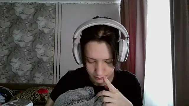 LxayBloom online show from February 21, 9:10 am