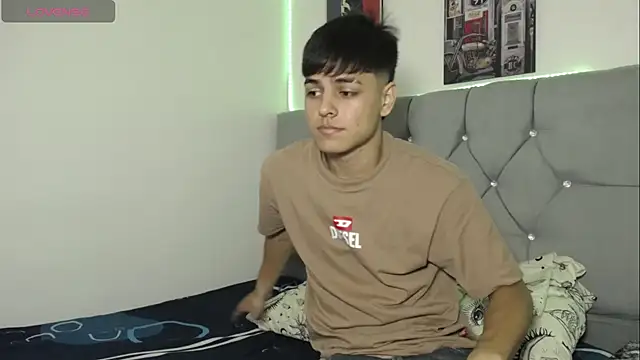 Snapshot of Loganjhonson19 chatting on January 11, 4:06 am Loganjhonson19 online show from January 11, 4:06 am