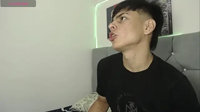 Snapshot of Loganjhonson19 chatting on January 12, 3:01 am Loganjhonson19 online show from January 12, 3:01 am