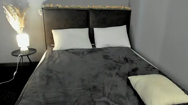 Snapshot of SkinyJoys chatting on February 3, 6:40 am SkinyJoys online show from February 3, 6:40 am