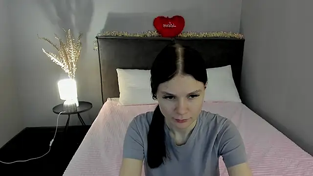 Snapshot of SkinyJoys chatting on February 19, 1:56 am SkinyJoys online show from February 19, 1:56 am