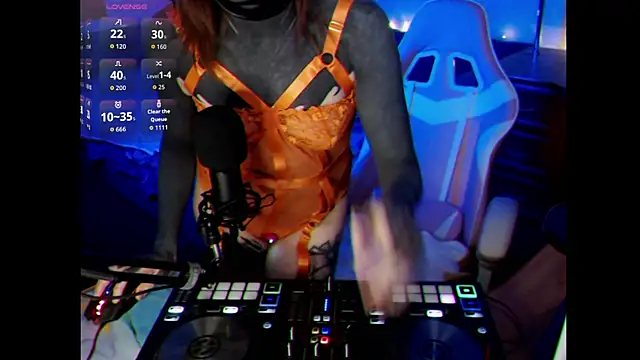 Gloomy Suemi online show from April 4, 4:15 pm