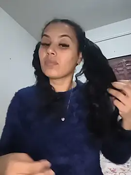 Snapshot of Larissinha015 chatting on July 17, 1:45 am Larissinha015 online show from July 17, 1:45 am