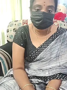 Snapshot of Tinarosy13 chatting on February 17, 6:10 am Tinarosy13 online show from February 17, 6:10 am