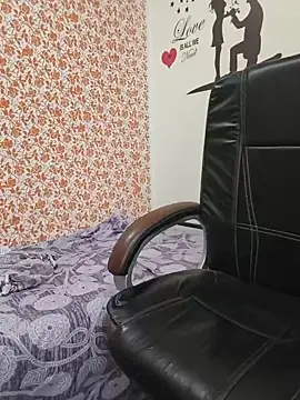 Hot Twinkle online show from June 17, 7:00 am