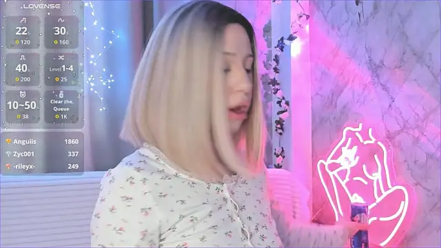 Snapshot of Necucubi02 chatting on January 19, 7:45 am Necucubi02 online show from January 19, 7:45 am