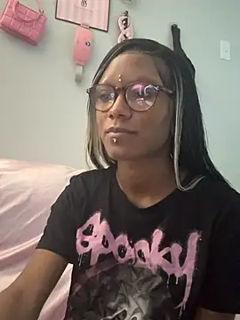 xouniq online show from August 8, 10:01 pm