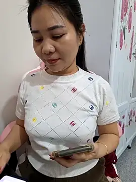 Snapshot of Avelyn-n chatting on February 8, 2:37 am Avelyn-n online show from February 8, 2:37 am