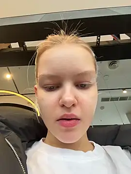 Snapshot of AshleyMur chatting on February 1, 5:28 am AshleyMur online show from February 1, 5:28 am