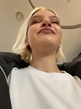 Snapshot of AshleyMur chatting on February 2, 5:06 am AshleyMur online show from February 2, 5:06 am