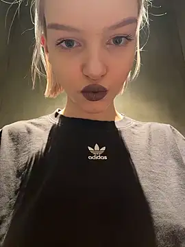 Snapshot of AshleyMur chatting on February 3, 5:05 am AshleyMur online show from February 3, 5:05 am