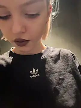 Snapshot of AshleyMur chatting on February 3, 6:22 am AshleyMur online show from February 3, 6:22 am