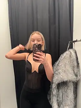 Snapshot of AshleyMur chatting on February 14, 3:25 am AshleyMur online show from February 14, 3:25 am