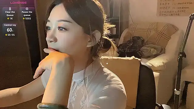 Snapshot of Xiaojuzi- chatting on April 26, 1:31 pm Xiaojuzi- online show from April 26, 1:31 pm