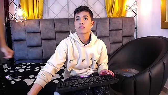 Snapshot of Maik_Russo chatting on February 3, 11:48 am Maik Russo online show from February 3, 11:48 am