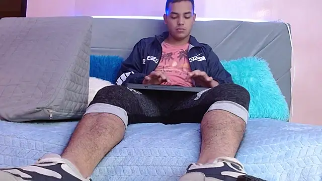 studentdeivy  online show from February 7, 9:57 am