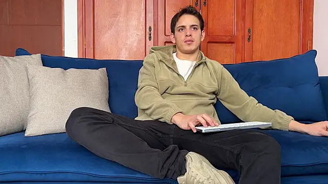 Snapshot of Enzho_liam chatting on February 6, 5:05 pm Enzho liam online show from February 6, 5:05 pm