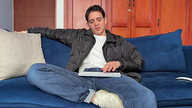 Snapshot of Enzho_liam chatting on March 27, 4:51 pm Enzho liam online show from March 27, 4:51 pm