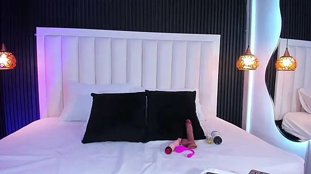 Snapshot of FireDollx chatting on February 6, 4:06 am FireDollx online show from February 6, 4:06 am