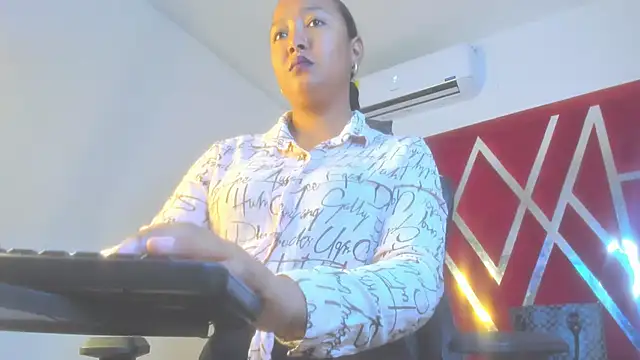 Snapshot of sweetdesireasm chatting on February 1, 8:29 pm sweetdesireasm online show from February 1, 8:29 pm