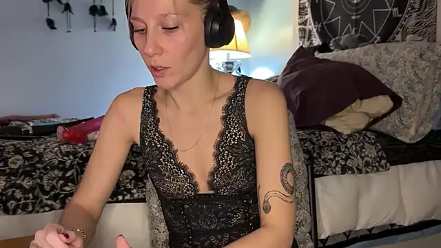 Snapshot of mysunidreamss chatting on February 3, 2:21 am mysunidreamss online show from February 3, 2:21 am