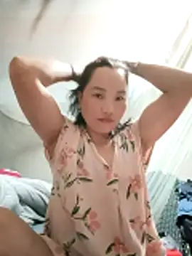 Snapshot of yu--yo chatting on April 6, 10:44 pm yu--yo online show from April 6, 10:44 pm