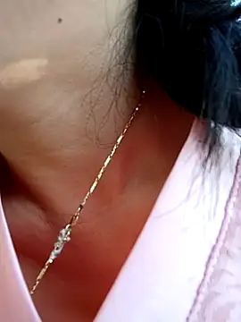 Snapshot of yu--yo chatting on April 11, 12:04 am yu--yo online show from April 11, 12:04 am