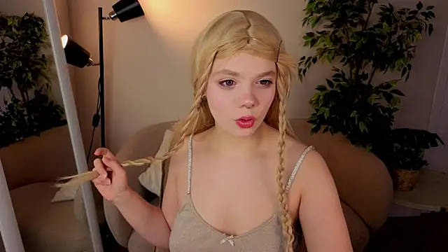 Snapshot of Waifu_Ketrin chatting on February 4, 6:41 am Waifu Ketrin online show from February 4, 6:41 am