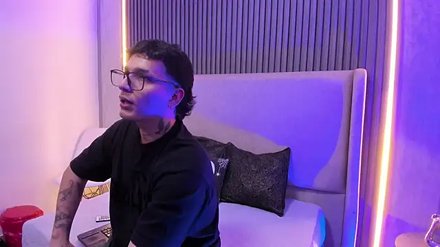 Snapshot of SamuParker chatting on January 10, 3:30 am SamuParker online show from January 10, 3:30 am