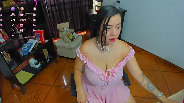 Snapshot of SophiiaRios_ chatting on April 4, 1:19 pm SophiiaRios online show from April 4, 1:19 pm