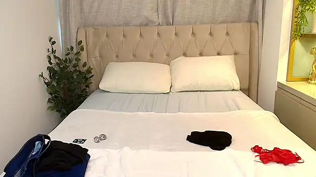 Maxine Spencer online show from February 27, 8:20 pm