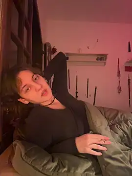 Snapshot of witchdub chatting on June 22, 3:25 am witchdub online show from June 22, 3:25 am