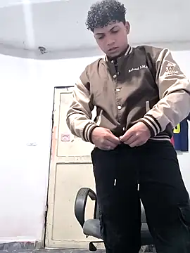 Snapshot of VersedChip chatting on February 4, 10:36 pm VersedChip online show from February 4, 10:36 pm