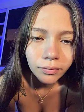 Snapshot of EmmaJhoons chatting on February 5, 11:37 am EmmaJhoons online show from February 5, 11:37 am