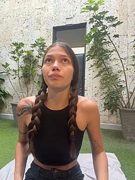 Snapshot of EmmaJhoons chatting on February 6, 11:46 am EmmaJhoons online show from February 6, 11:46 am