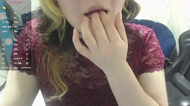 Snapshot of Nezuko_v chatting on January 10, 3:19 am Nezuko v online show from January 10, 3:19 am