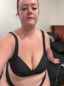 carinabro10 online show from April 19, 12:33 am