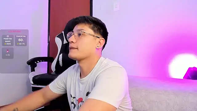 Theo Rowan online show from February 2, 8:18 pm