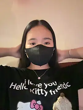 Gwen879 online show from April 7, 1:00 pm