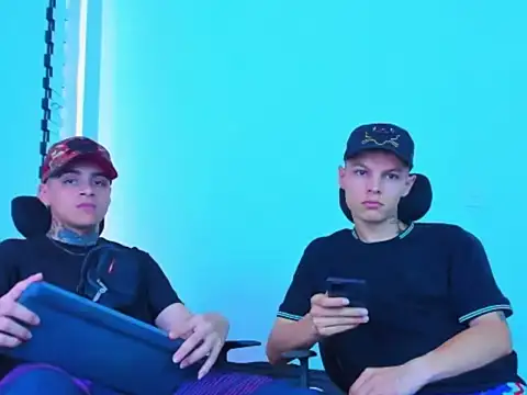 Snapshot of Thomas-Wil chatting on January 18, 8:23 pm Thomas-Wil online show from January 18, 8:23 pm