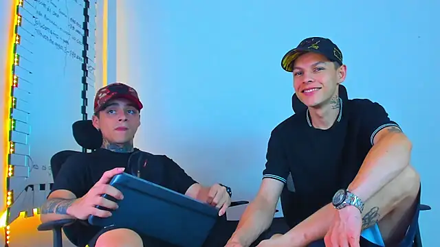 Snapshot of Thomas-Wil chatting on February 9, 3:54 am Thomas-Wil online show from February 9, 3:54 am