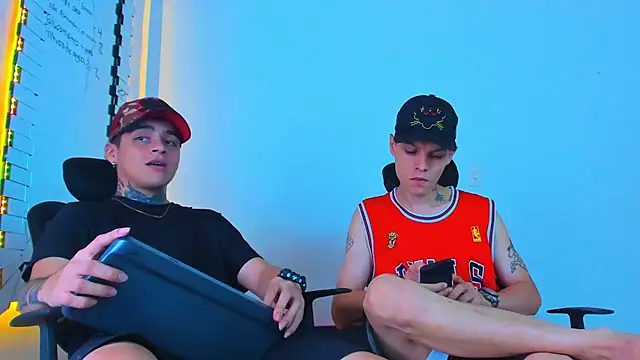 Snapshot of Thomas-Wil chatting on February 10, 5:55 am Thomas-Wil online show from February 10, 5:55 am