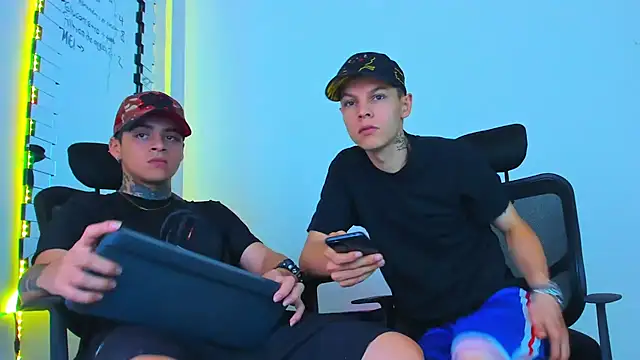 Snapshot of Thomas-Wil chatting on February 11, 1:21 am Thomas-Wil online show from February 11, 1:21 am