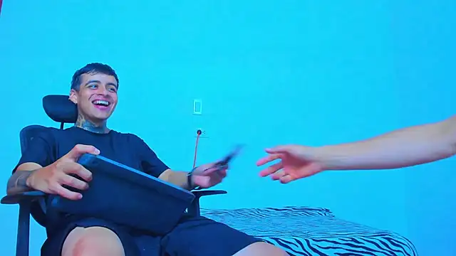 Thomas-Wil online show from April 26, 7:00 pm