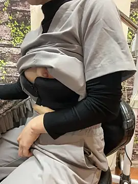 Snapshot of Bee_bee1 chatting on February 4, 7:36 am Bee bee1 online show from February 4, 7:36 am