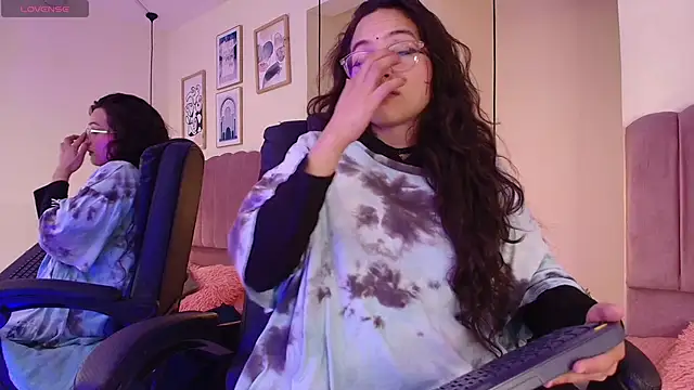 Hanabie  online show from February 6, 3:33 am